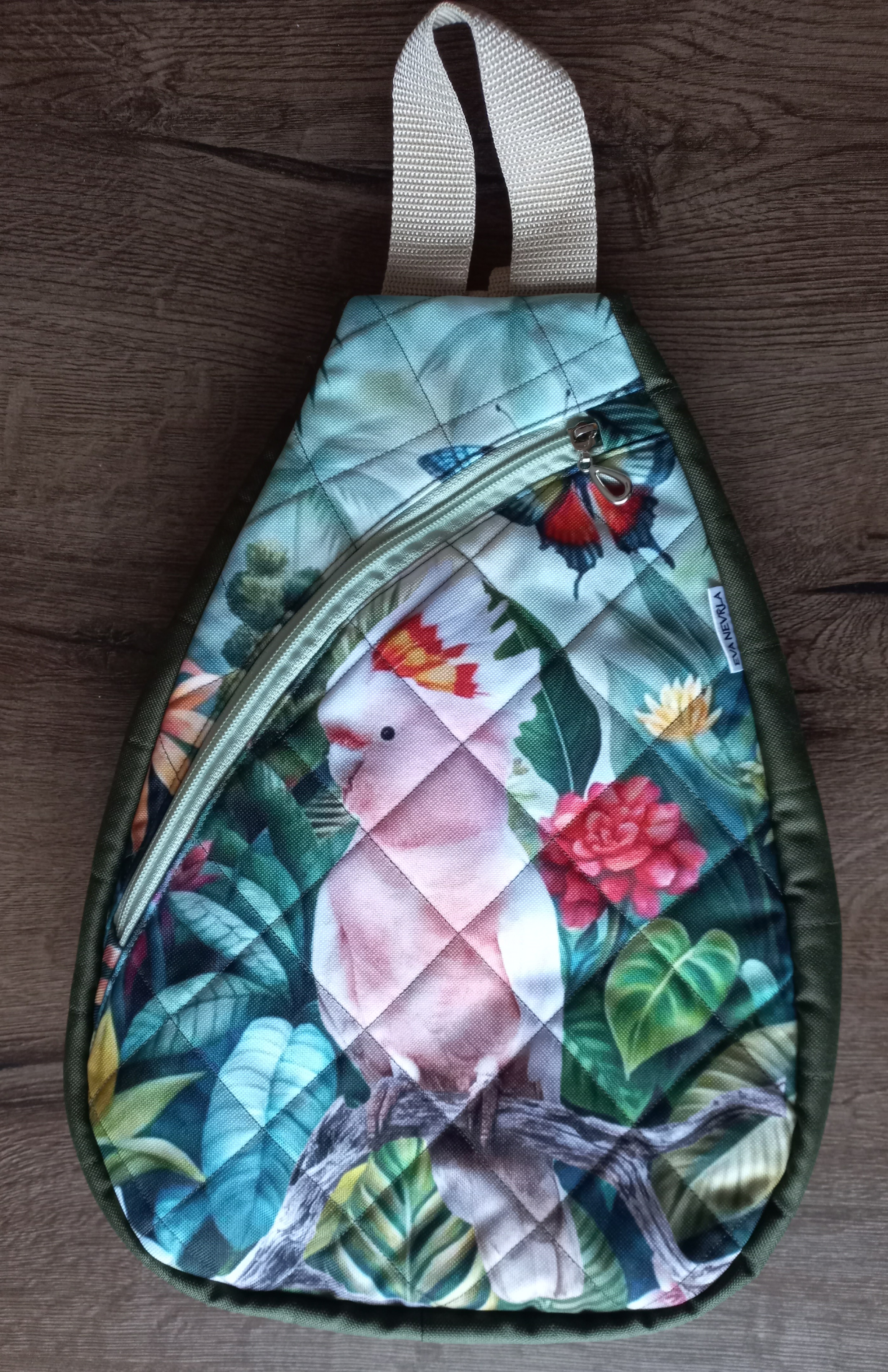 Batohy, tašky, ledvinky s motivem papoušků